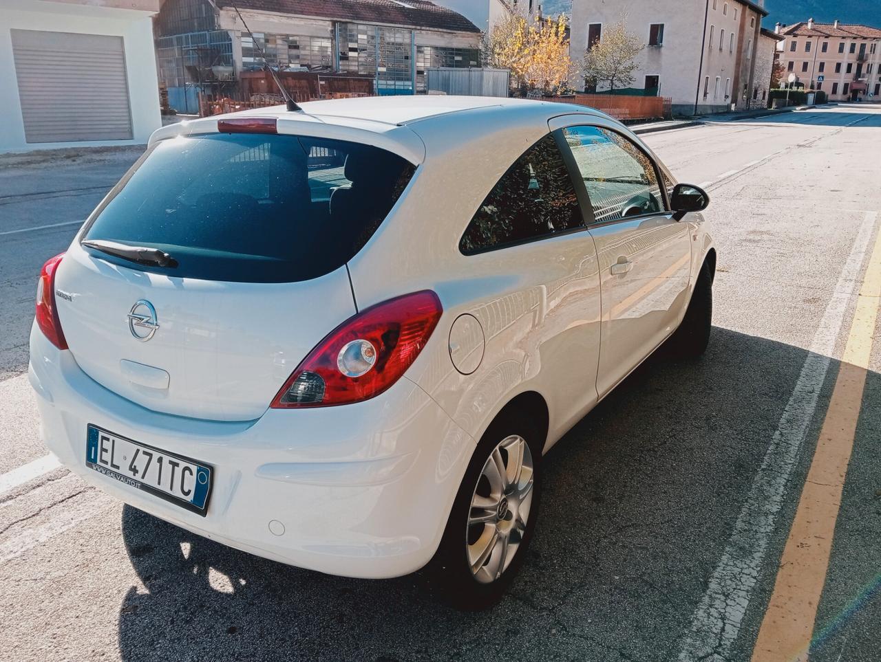 Opel Corsa 1.2 3 porte b-color