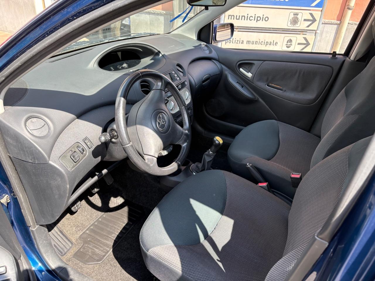 Toyota Yaris 1.0i 16V cat 5 porte Sol