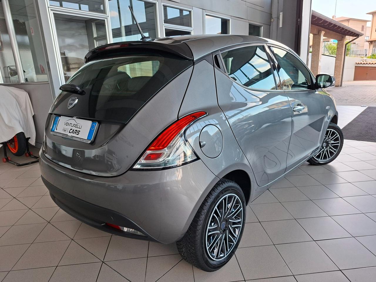 Lancia Ypsilon 1.0 FireFly 5 porte S&S Hybrid Gold