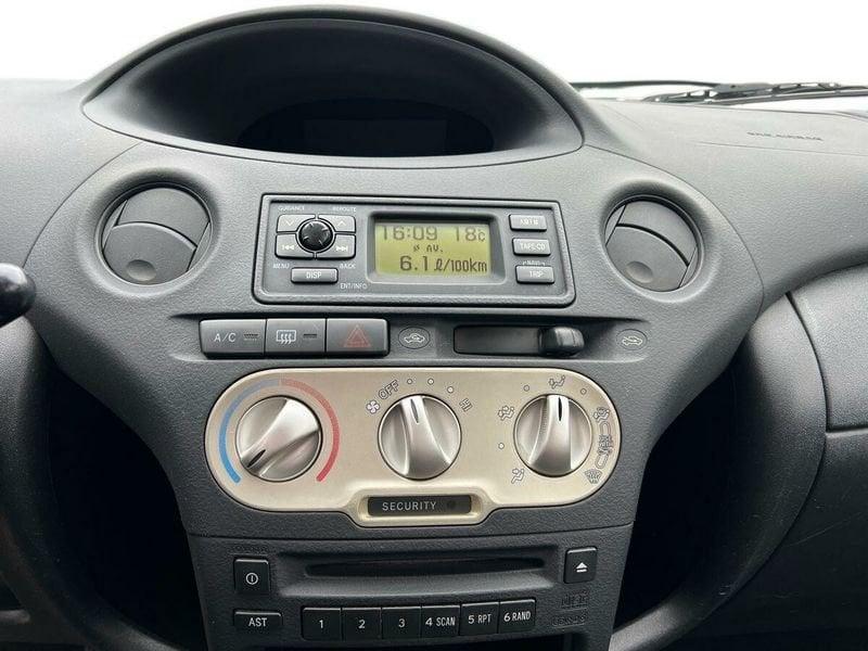 Toyota Yaris 1.0i 16V cat 5 porte Sol