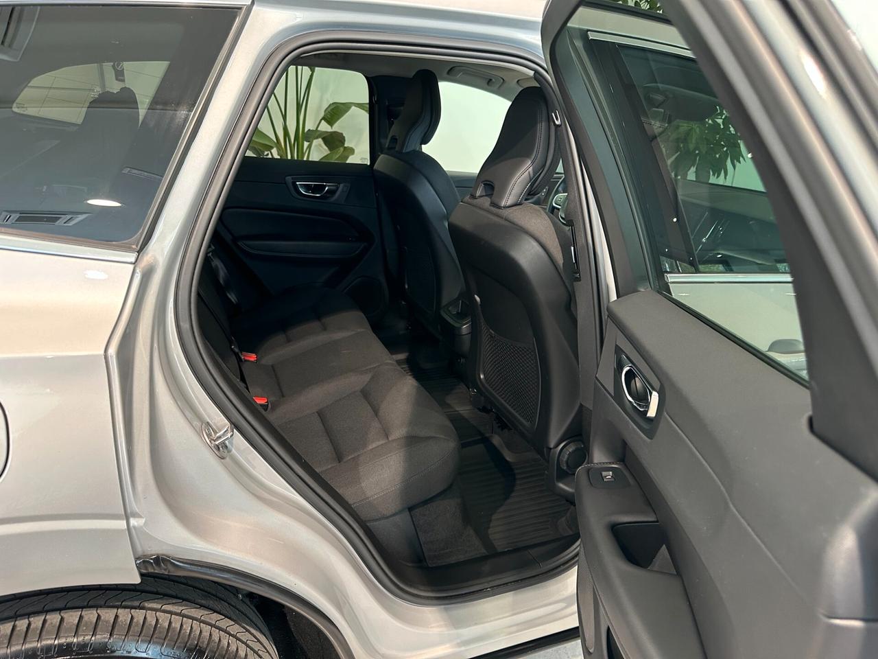 Volvo XC60 B4 (d) AWD Geartronic Momentum VAN
