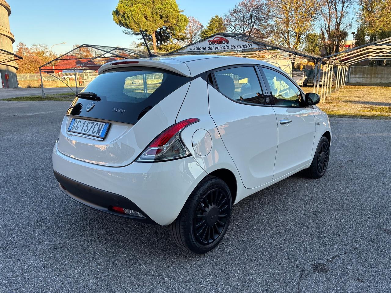 Lancia Ypsilon 1.0 FireFly S&S Hybrid Ecochic Silver