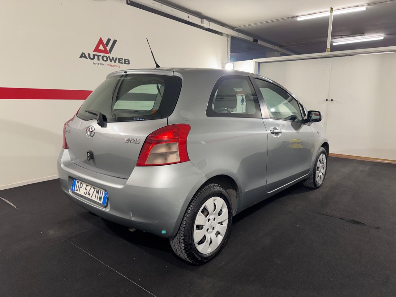 Toyota Yaris 1.0 3 porte Navi NEOPATENTATI - NAVIGATORE CON COLLEGAMENTO TELEFONO - GOMME NUOVE