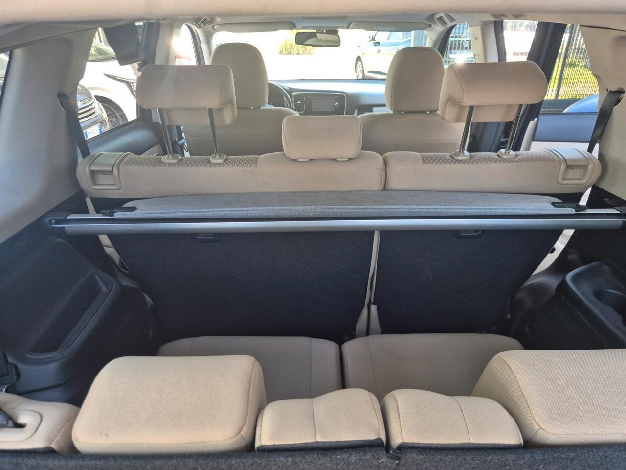 Mitsubishi Outlander 2.2 DI-D 4WD Instyle Plus SDA 7 posti