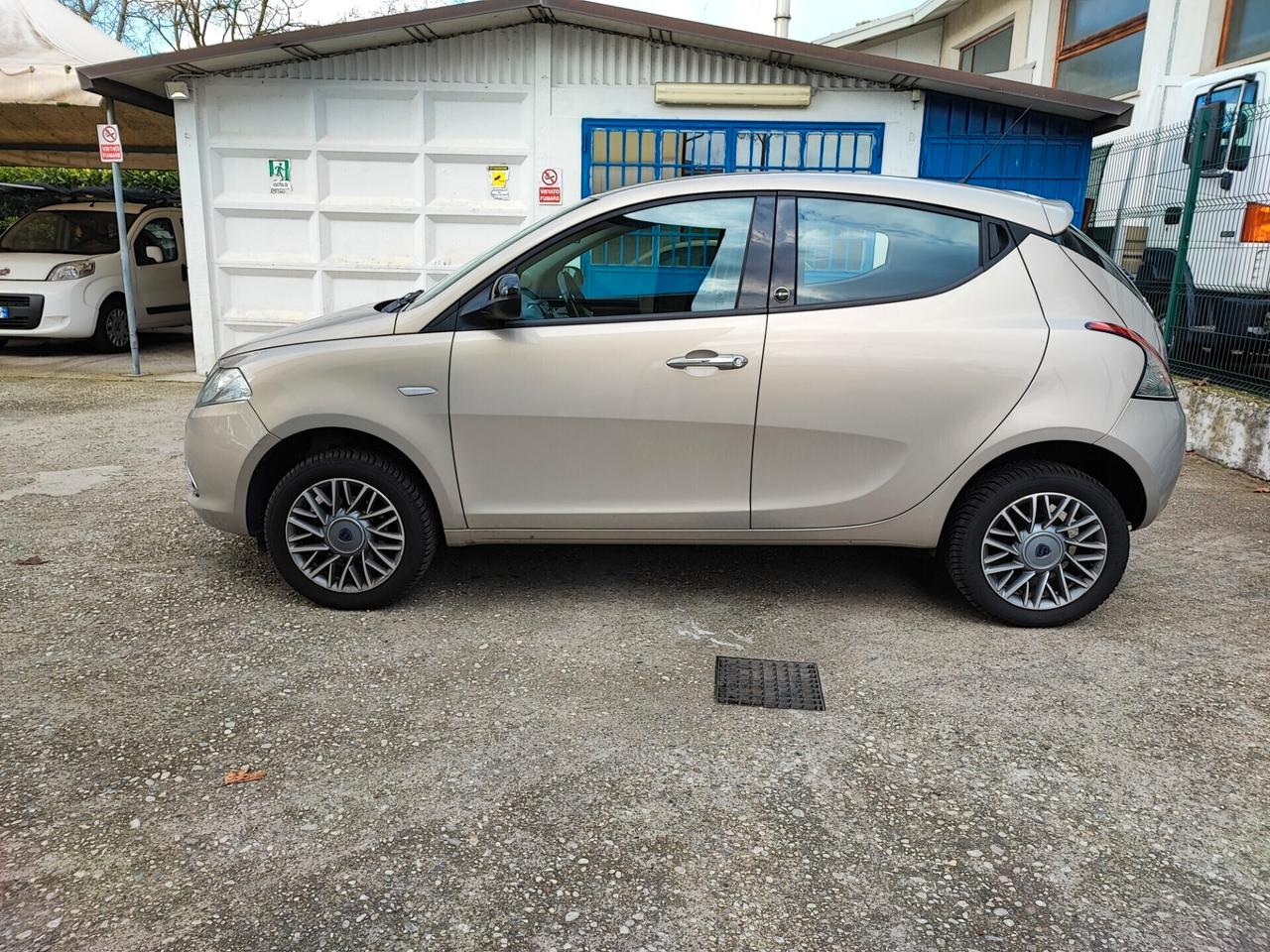 Lancia Ypsilon con 26 Euro 450 km