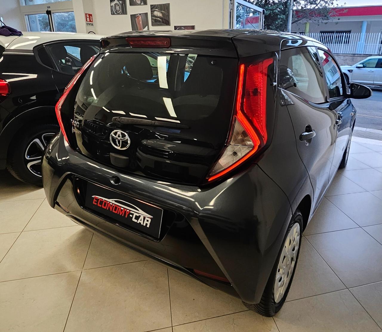 Toyota Aygo Connect 1.0 VVT-i 72 CV 5 porte x-wave grey