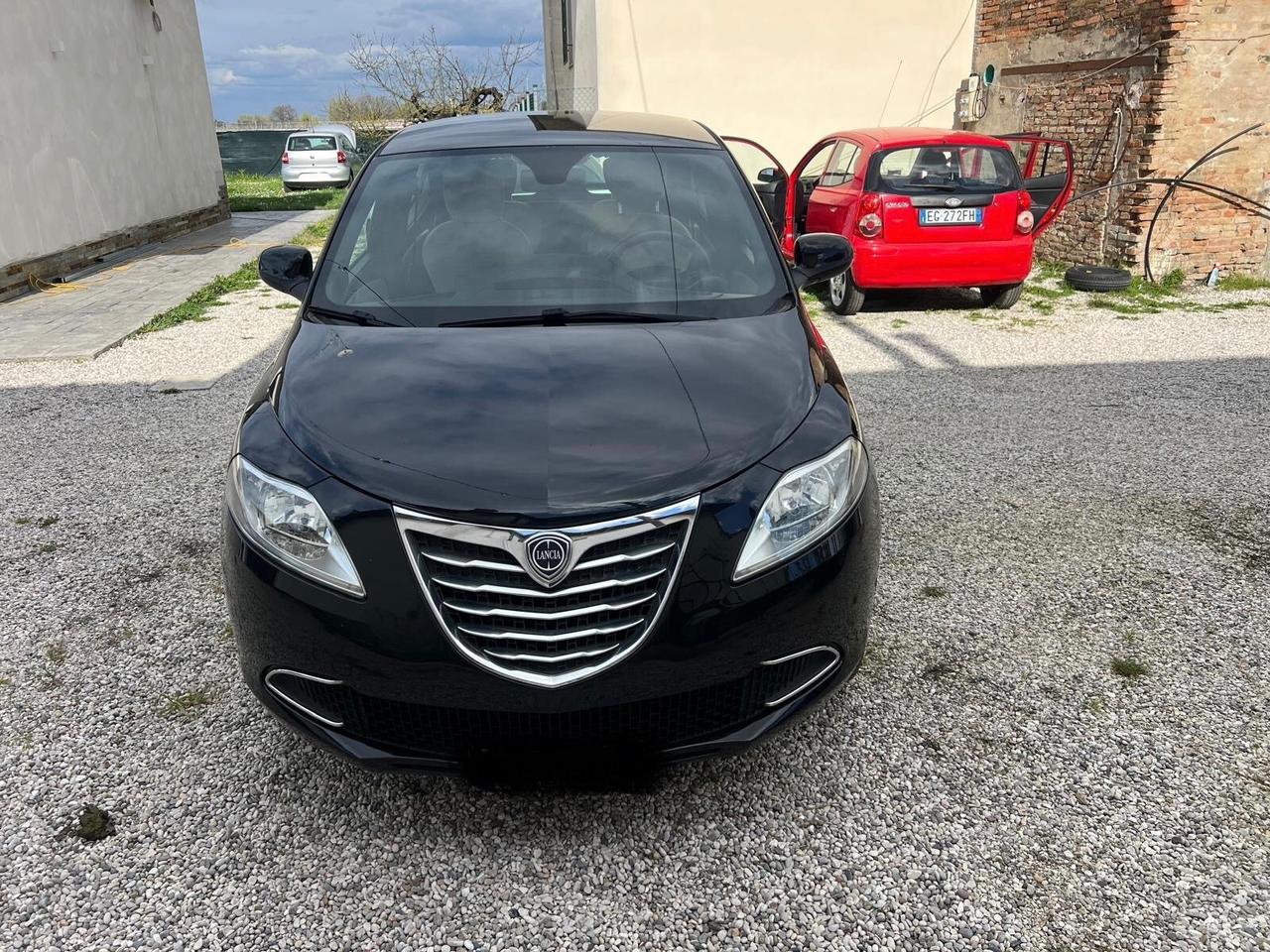 Lancia Ypsilon 0.9 TwinAir 85 CV 5 porte Metano Ecochic Elle