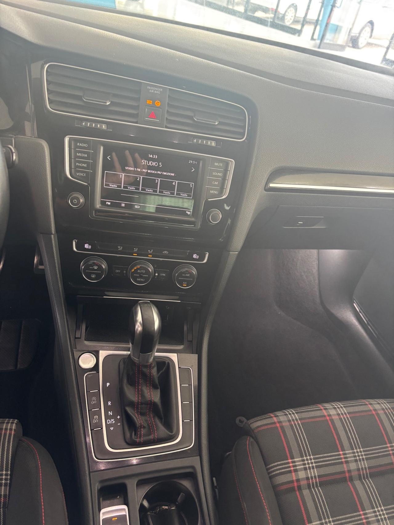 Volkswagen Golf GTI Business Performance 2.0 TSI DSG 3p.