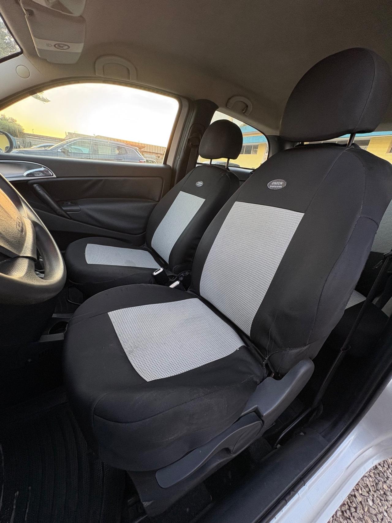 Lancia Ypsilon 1.3 MJT 75 CV Versus