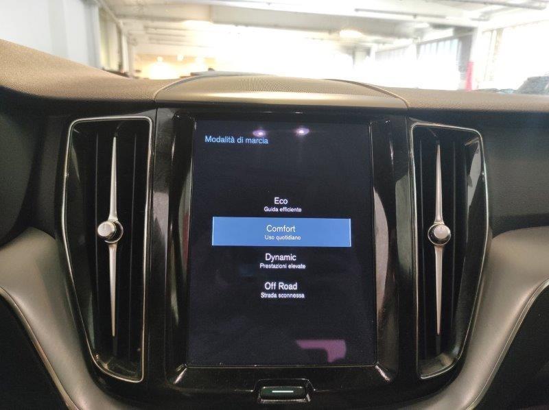 VOLVO XC60 (2017-->) - XC60 B4 Geartronic Momentum