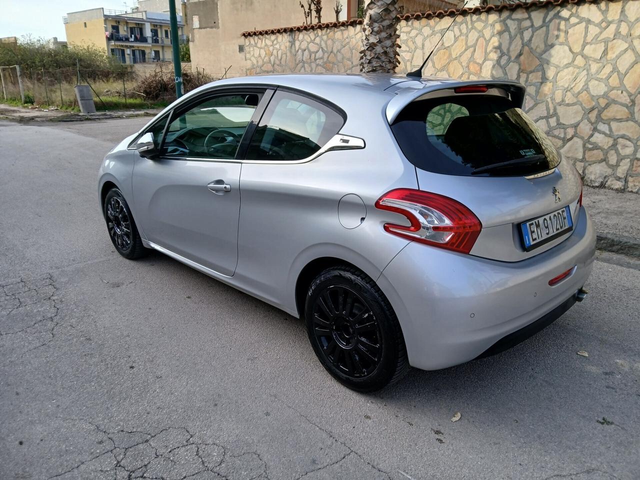 Peugeot 208 1.4 HDi 68 CV 3 porte Allure X Neopate