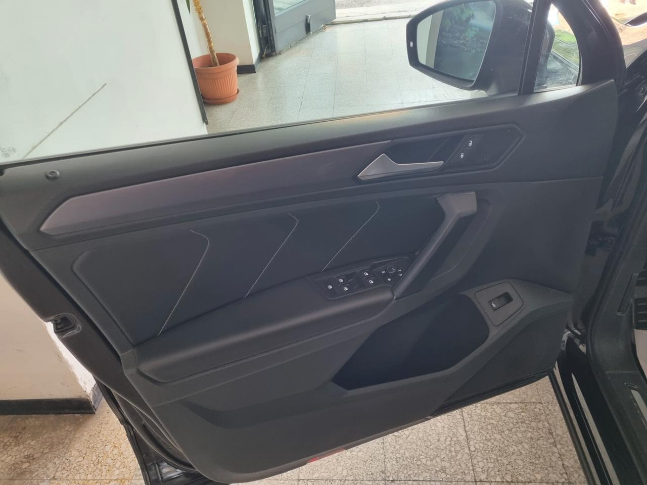 Volkswagen Tiguan 1.6 TDI R-Line, Black Pack, Full led