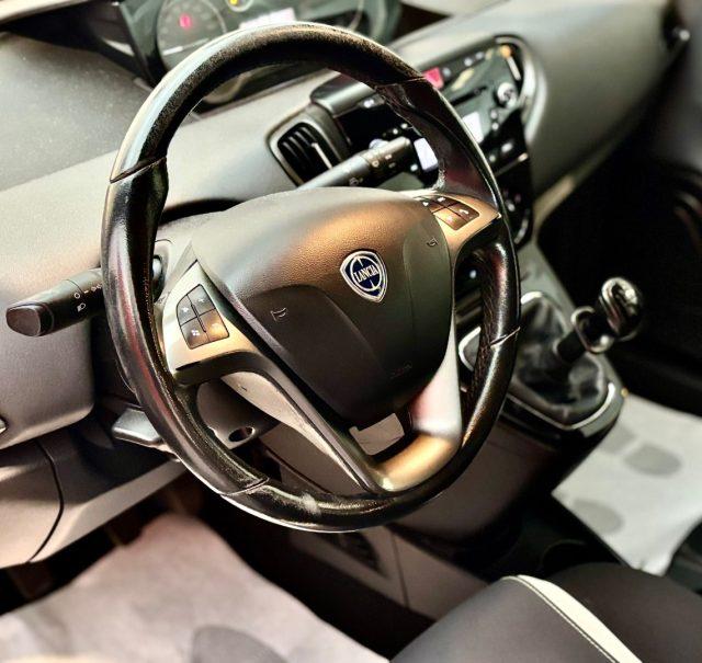 LANCIA Ypsilon 1.2 69 CV 5 porte Platinum ADATTA A NEPATENTATI