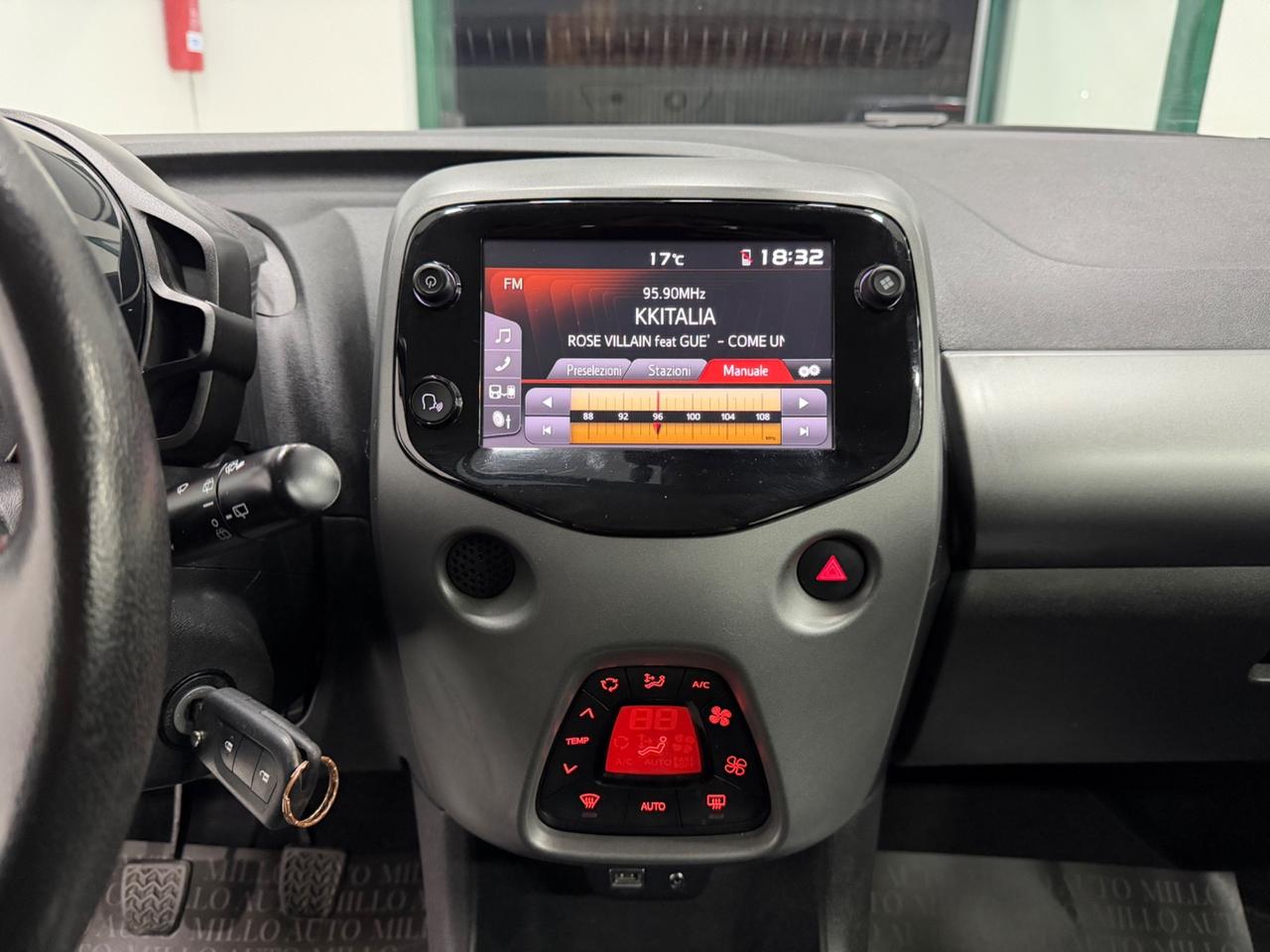 Toyota Aygo Connect 1.0 VVT-i 72 CV 5 porte x-clusiv