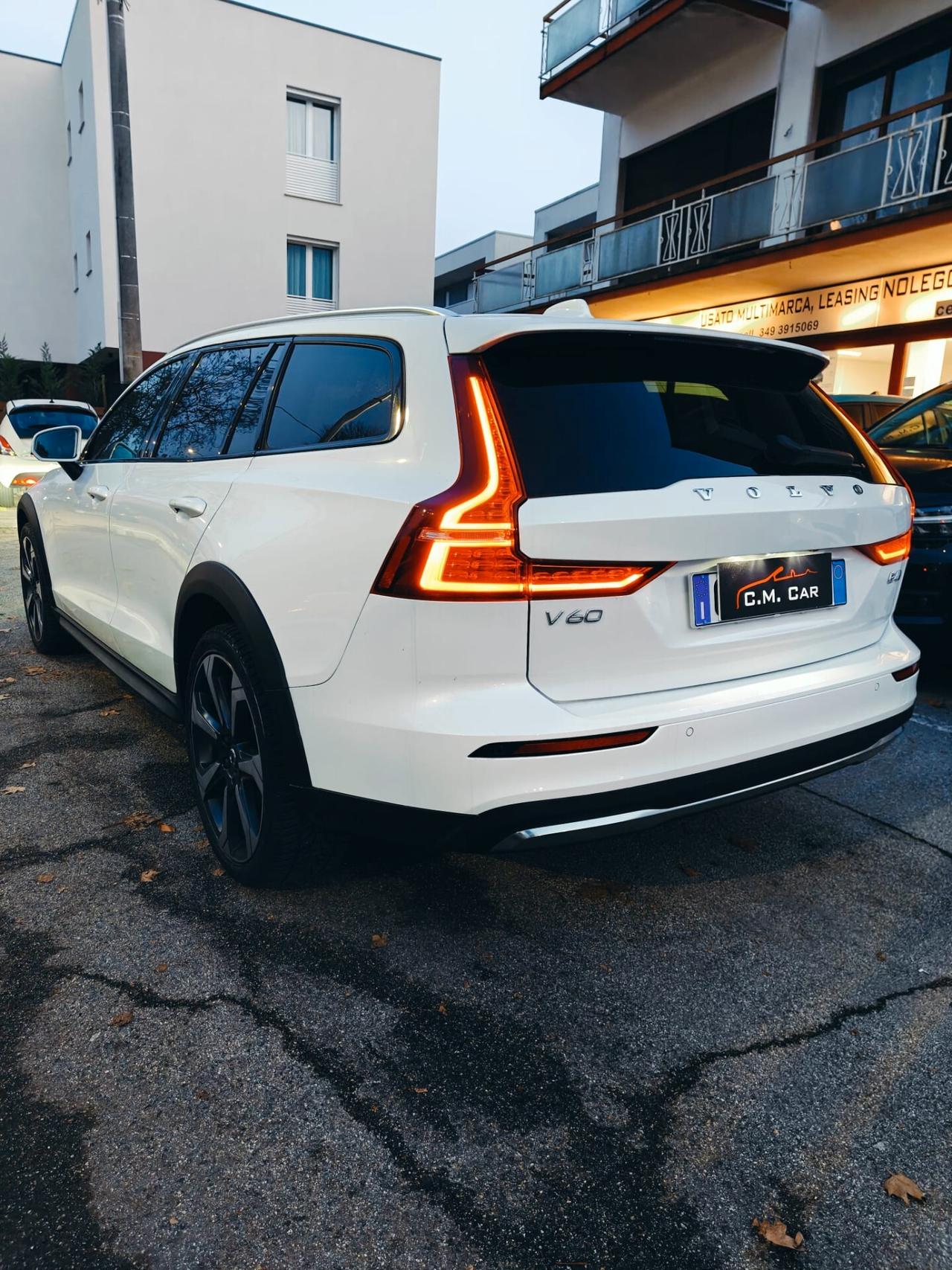 Volvo V60 Cross Country B4 (d) AWD automatico Plus