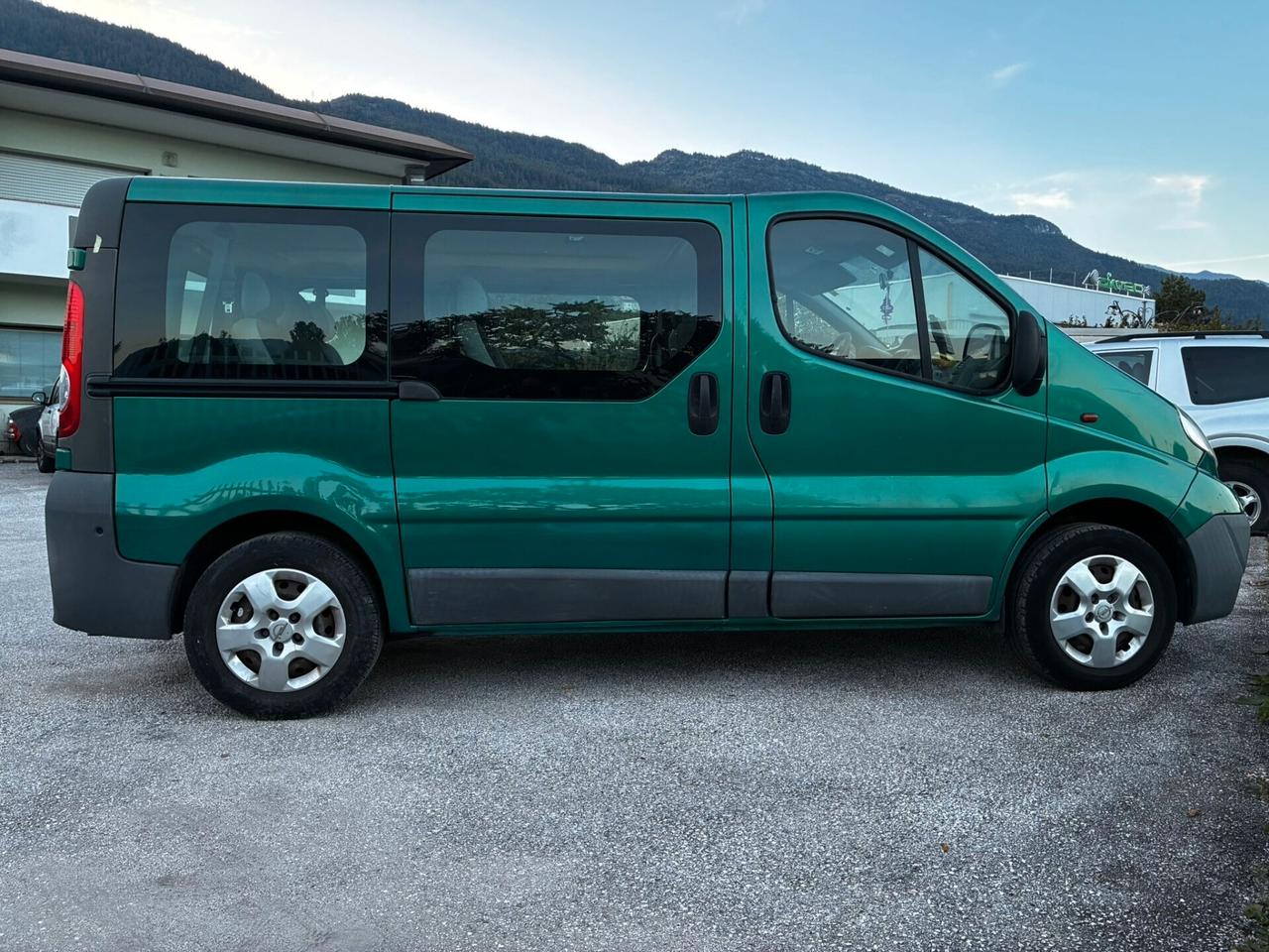 OPEL VIVARO 9 POSTI 2.0 DCi 115CV 6M + GANCIO + DOPPIA PORTA LATERALE