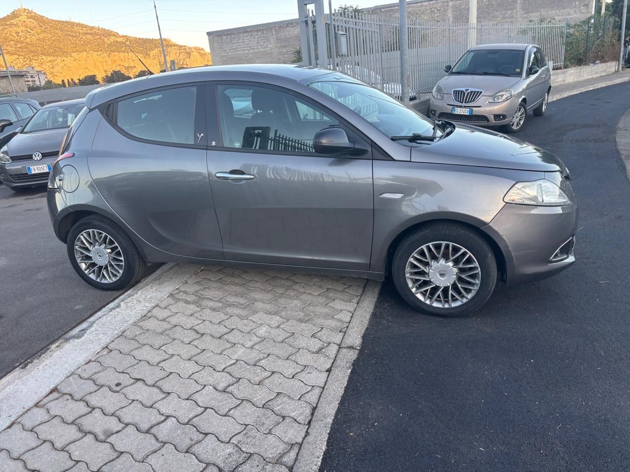 Lancia Ypsilon 1.2 69 CV 5 porte S&S Platinum
