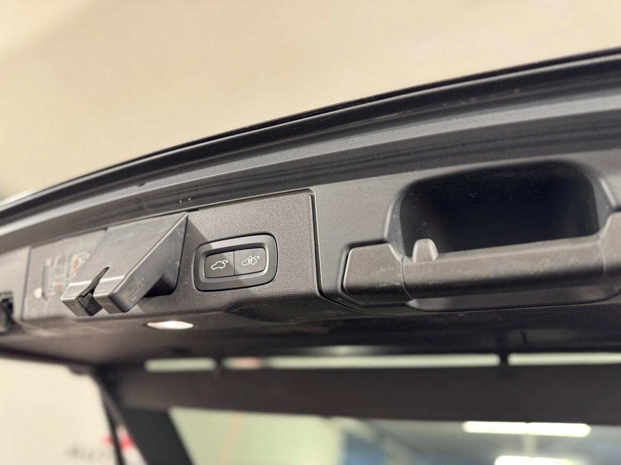 Volvo XC 60 XC60 B4 (d) AWD Geartronic Inscription FULL OPTIONAL, SEDILI IN PELLE CON REGOLAZIONE ELETTRICA CON MEMORIA, CRUISE ADATTIVO, CLIMA TRI-ZONA , PORTELLONE ELETTRICO, APPLE CARPLAY, FARI FULL LED AUTOMATICI E MOLTO ALTRO