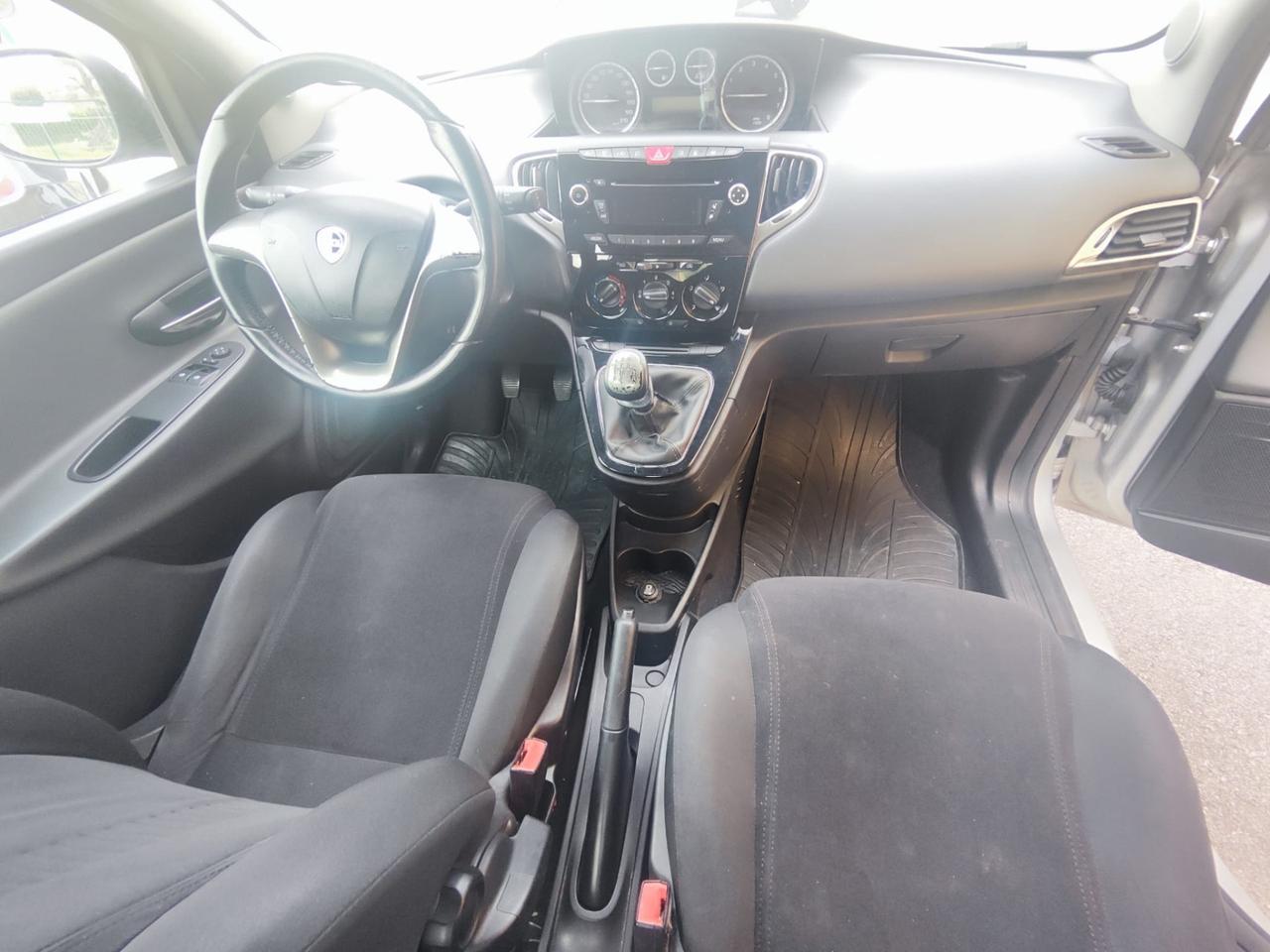 Lancia Ypsilon 0.9 TwinAir 85 CV 5 porte Metano Ecochic Silver