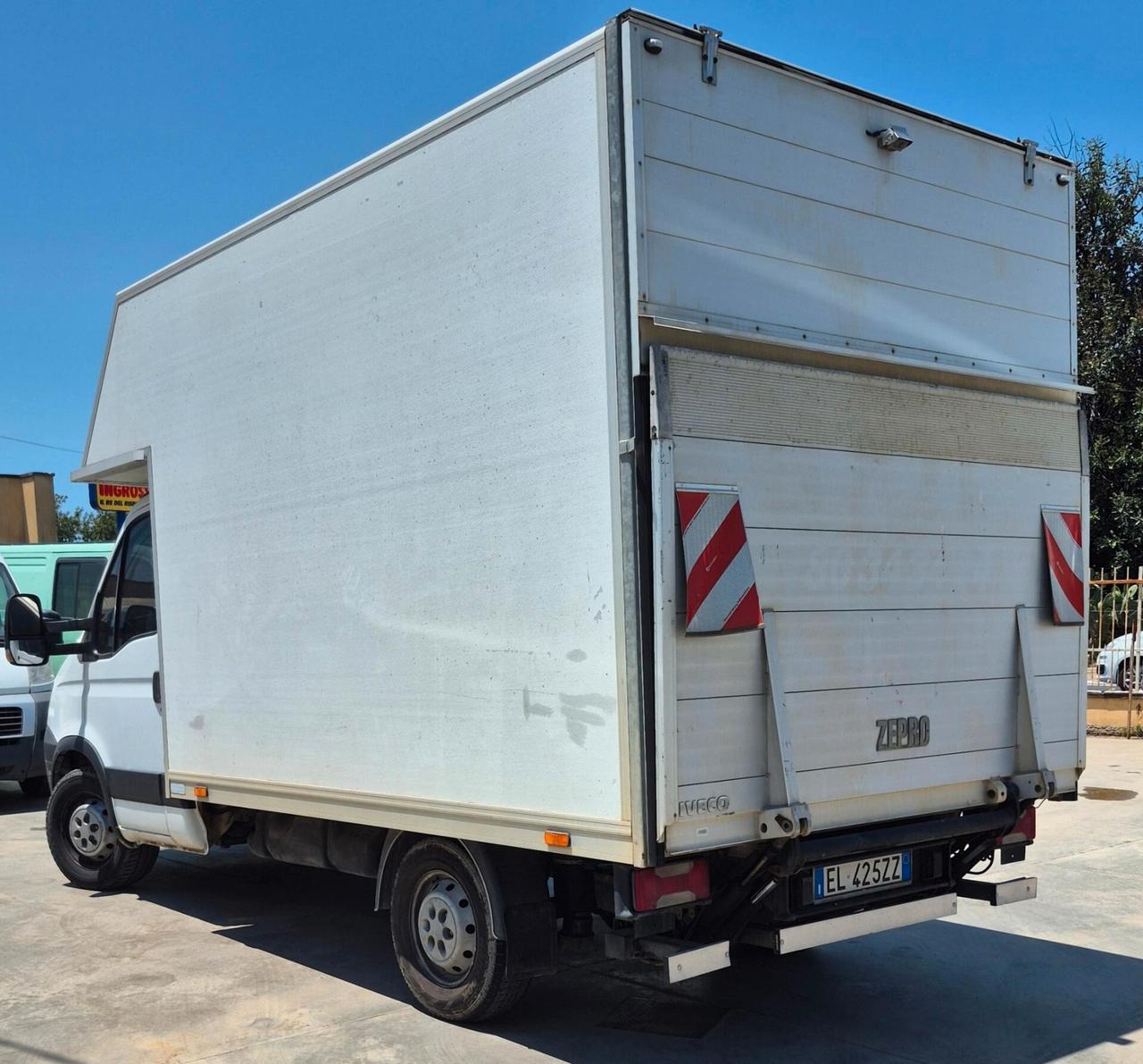 Iveco Daily con sponda caricatrice