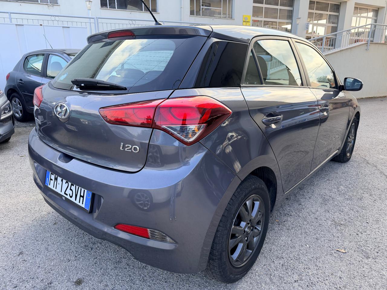 HYUNDAI i20 1.1 CRDI BLACKLINE