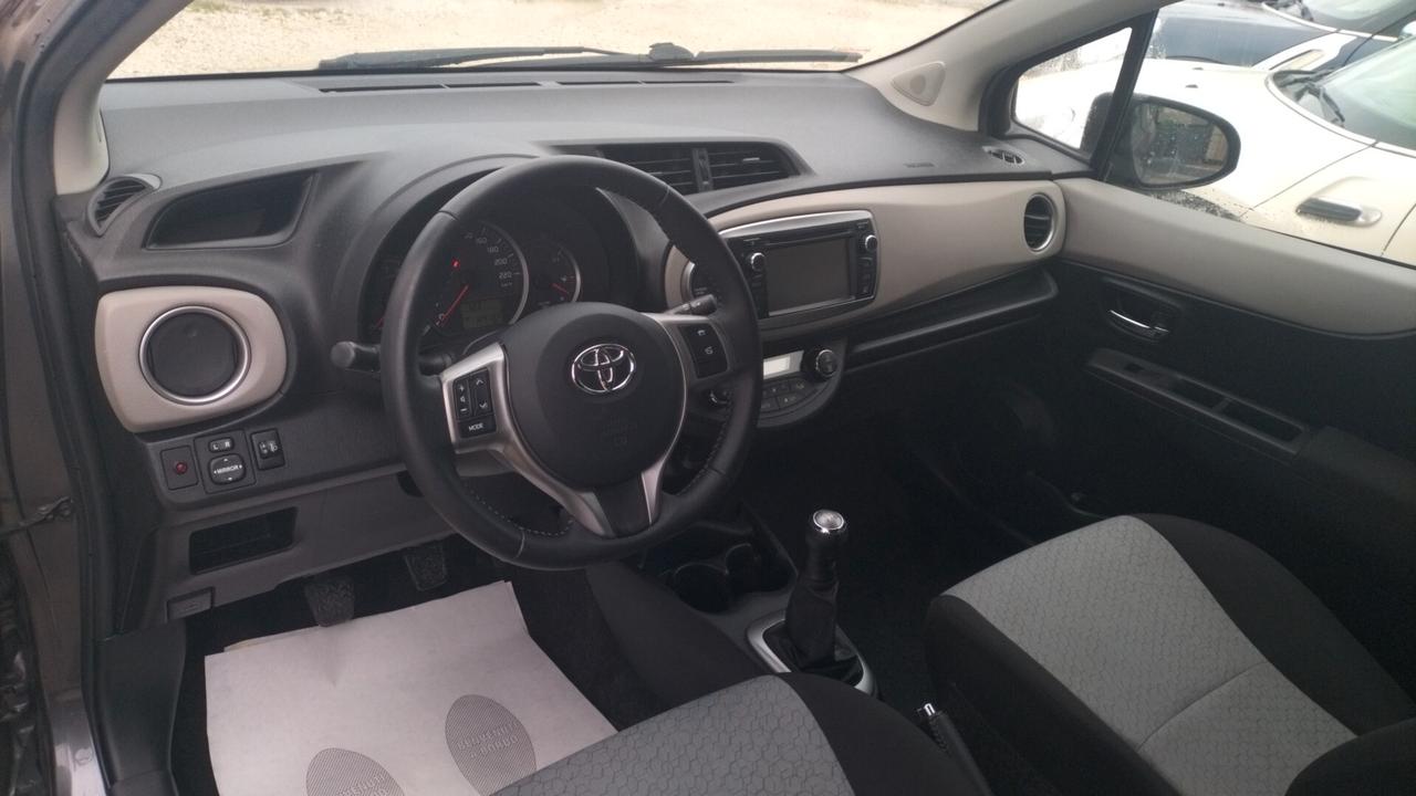 Toyota Yaris 1.0 3 porte *NAVI RETROCAMERA **PREZZO OUTLET**