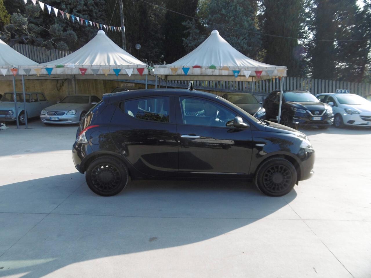 Lancia Ypsilon 1.0 FireFly 5 porte S&S Hybrid Silver