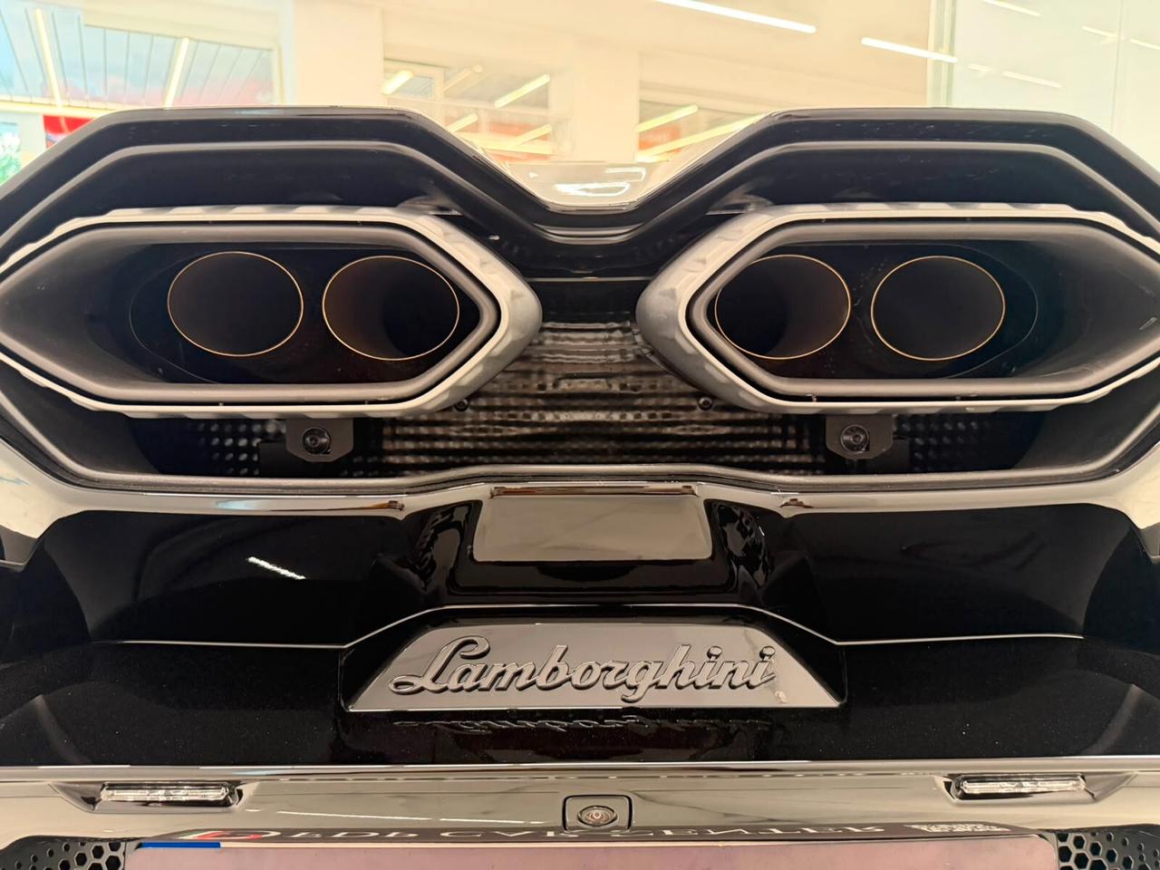 Lamborghini Revuelto Carbon