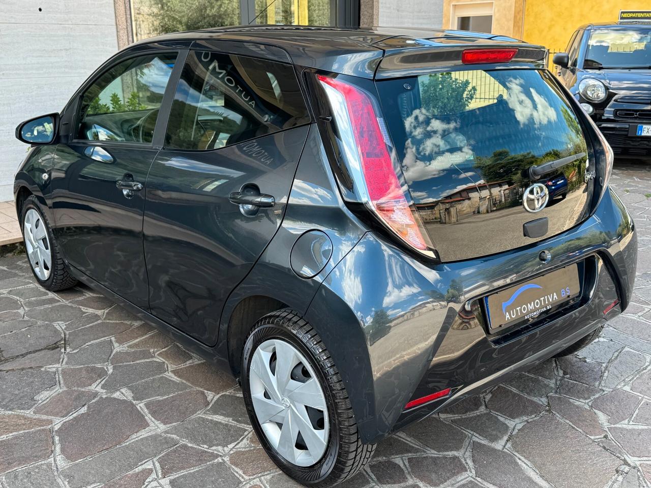 Toyota Aygo 1.0 VVT-i 69 CV 5 porte x-play MMT AUTOMATICA