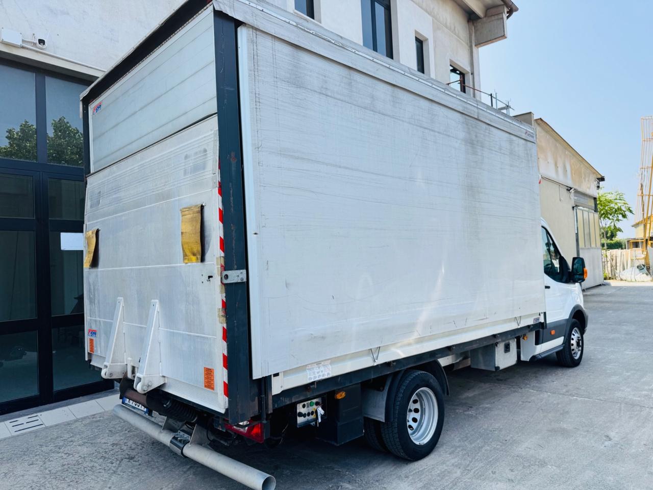 Ford Transit con la pedana ribasabile