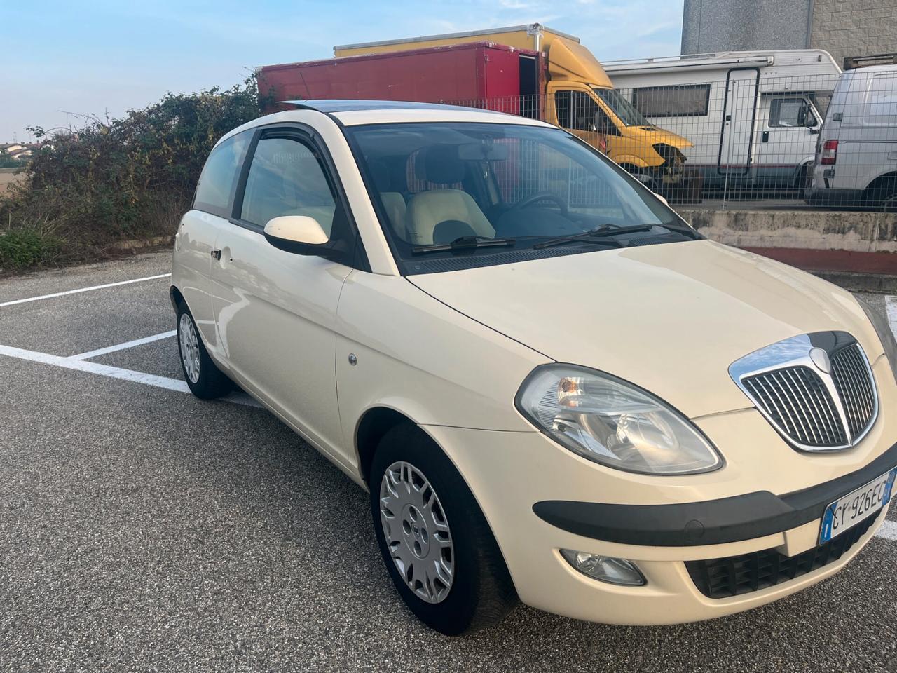 Lancia Ypsilon 1.2 Argento TETTO PANORAMICO APRIBILE ADATTA AI NEOPATENTATI