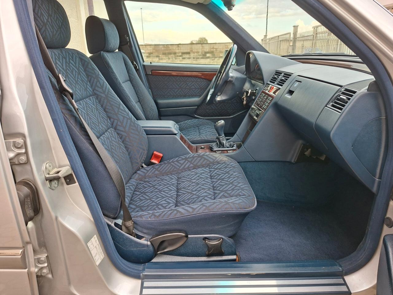 Mercedes-benz C 200 Elegance *UNICO PROPRIETARIO*
