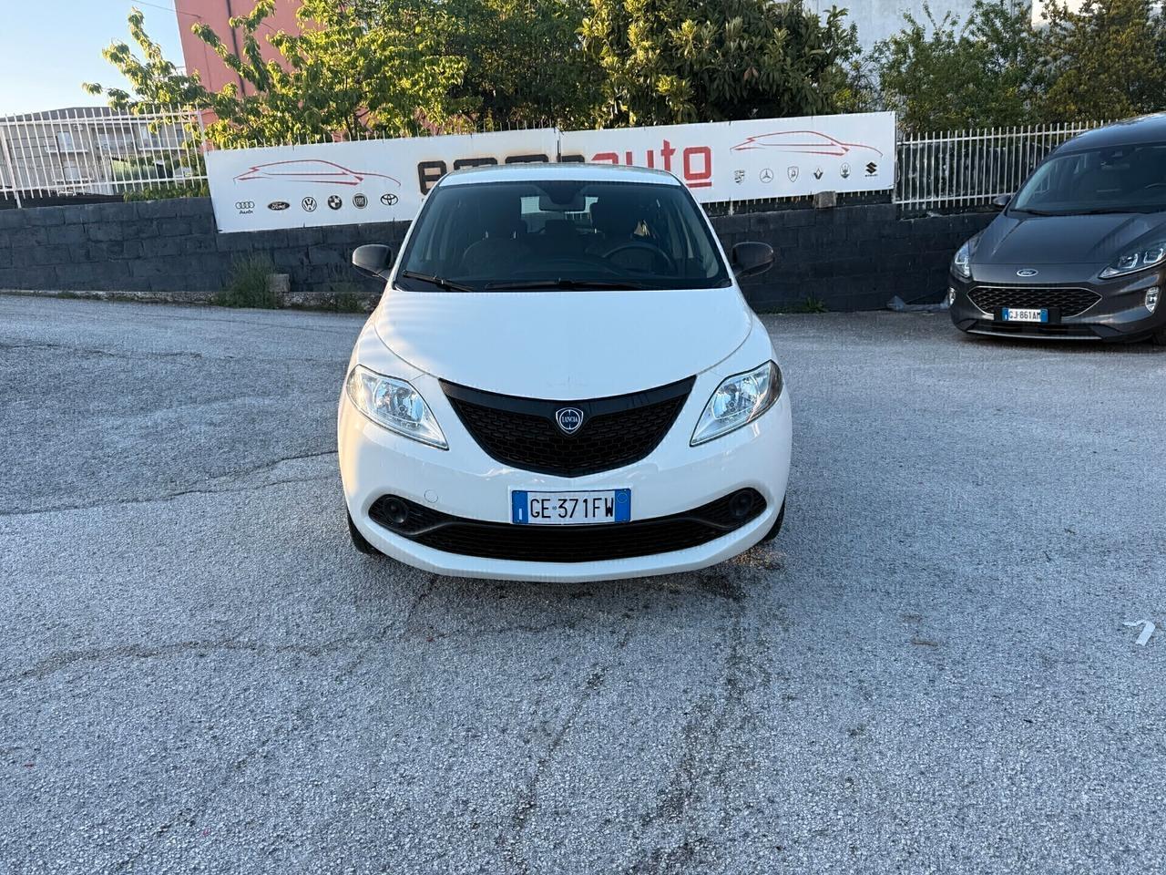 Lancia Ypsilon 1.0 FireFly 5 porte S&S Hybrid Ecochic Silver