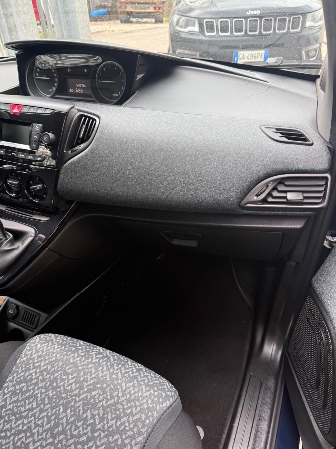 Lancia Ypsilon 1.0 FireFly 5 porte S&S Hybrid Ecochic Silver