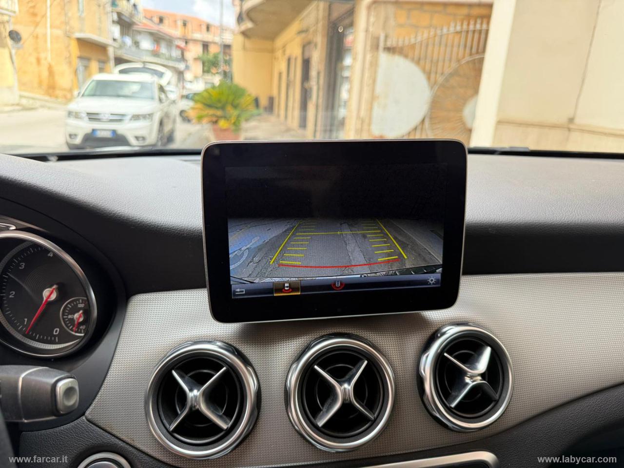 MERCEDES-BENZ GLA 200 d Automatic Sport CROSS
