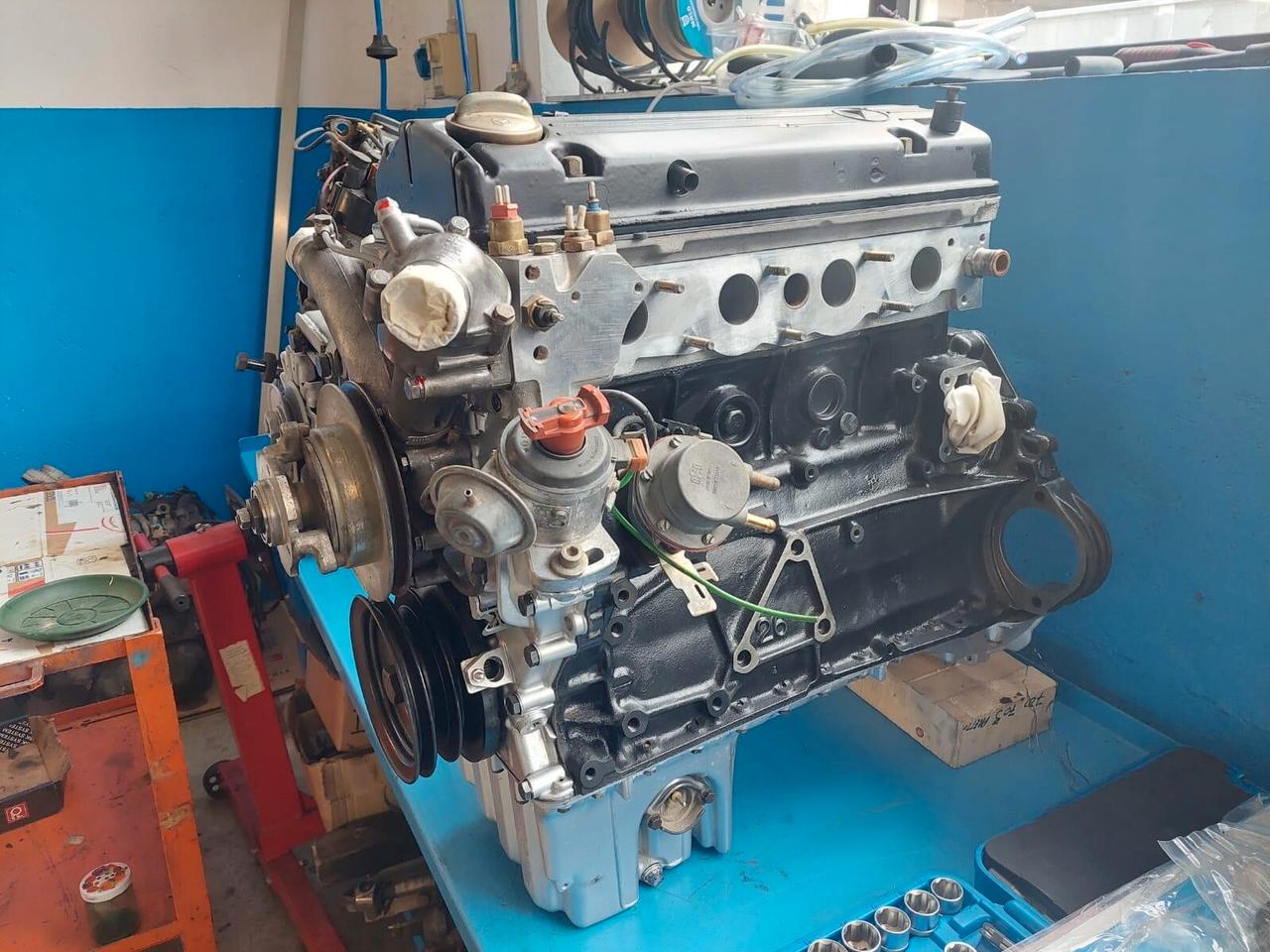 Mercedes-Benz 200 -Benzina