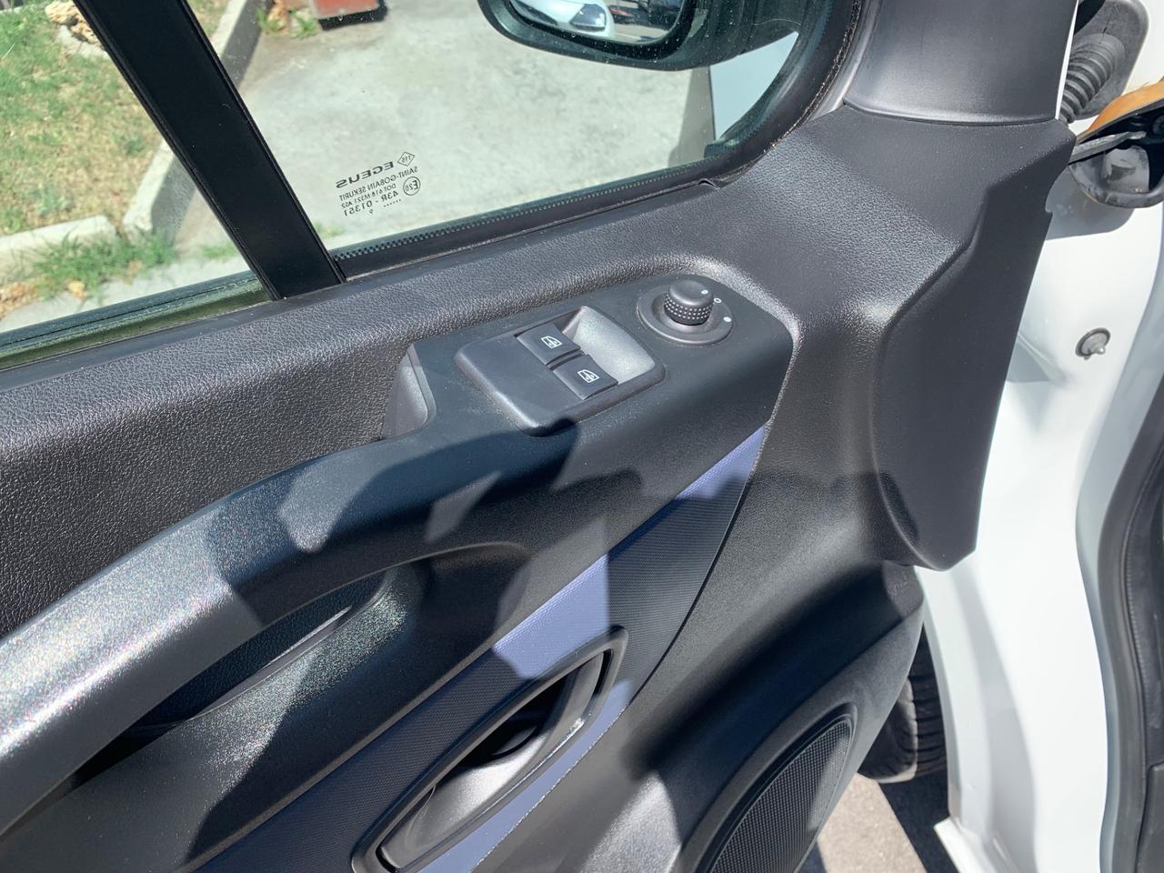Opel Vivaro FURGONE L1H1 3 pt con Gancio Traino