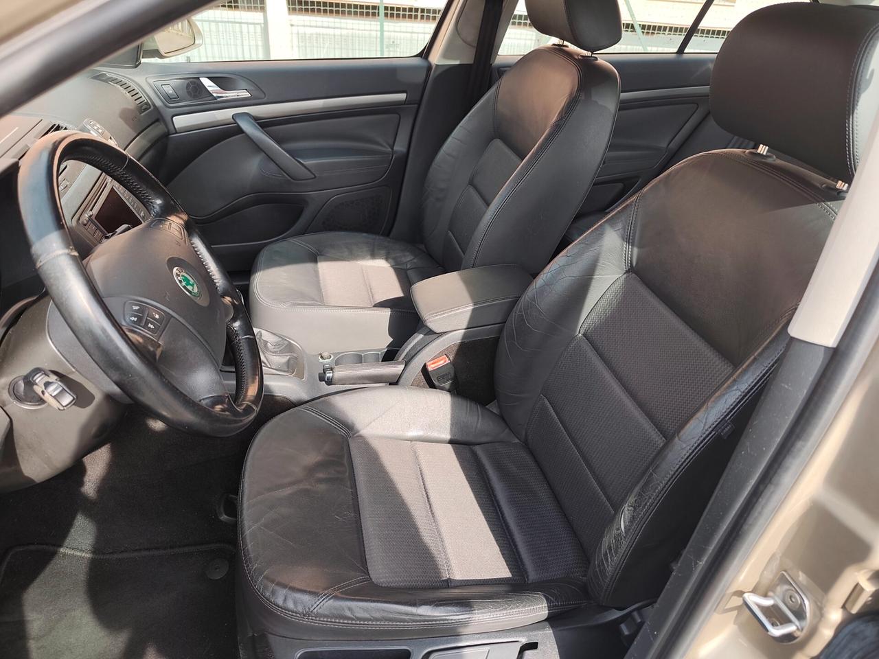 Skoda Octavia 1.6 Benz berlina Elegance