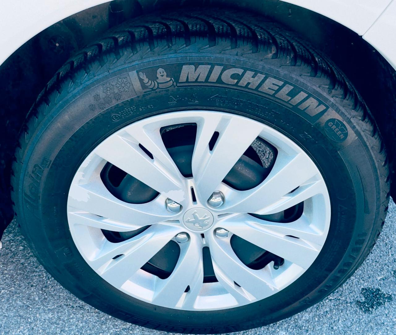 Peugeot 208 1.4 HDi 68 CV 5 porte Allure