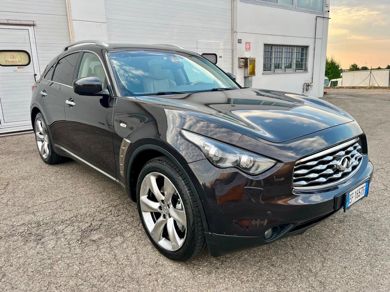 Infiniti FX FX30d S Premium 3.0d 2011 142.000km perfetta