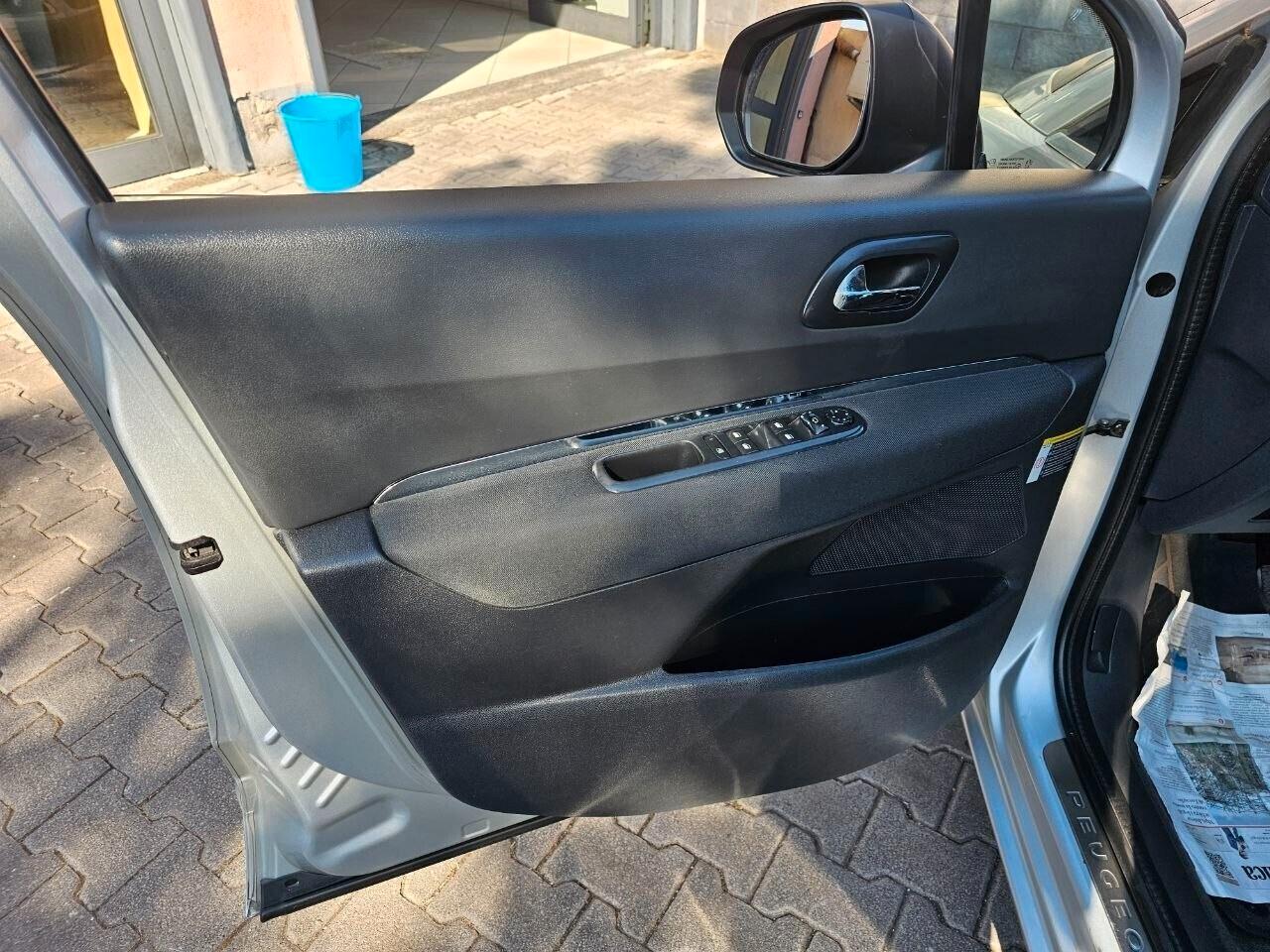 Peugeot 5008 1.6 Diesel Allure 7 Posti – Tetto Panoramico – Navigatore – KM CERTIFICATI