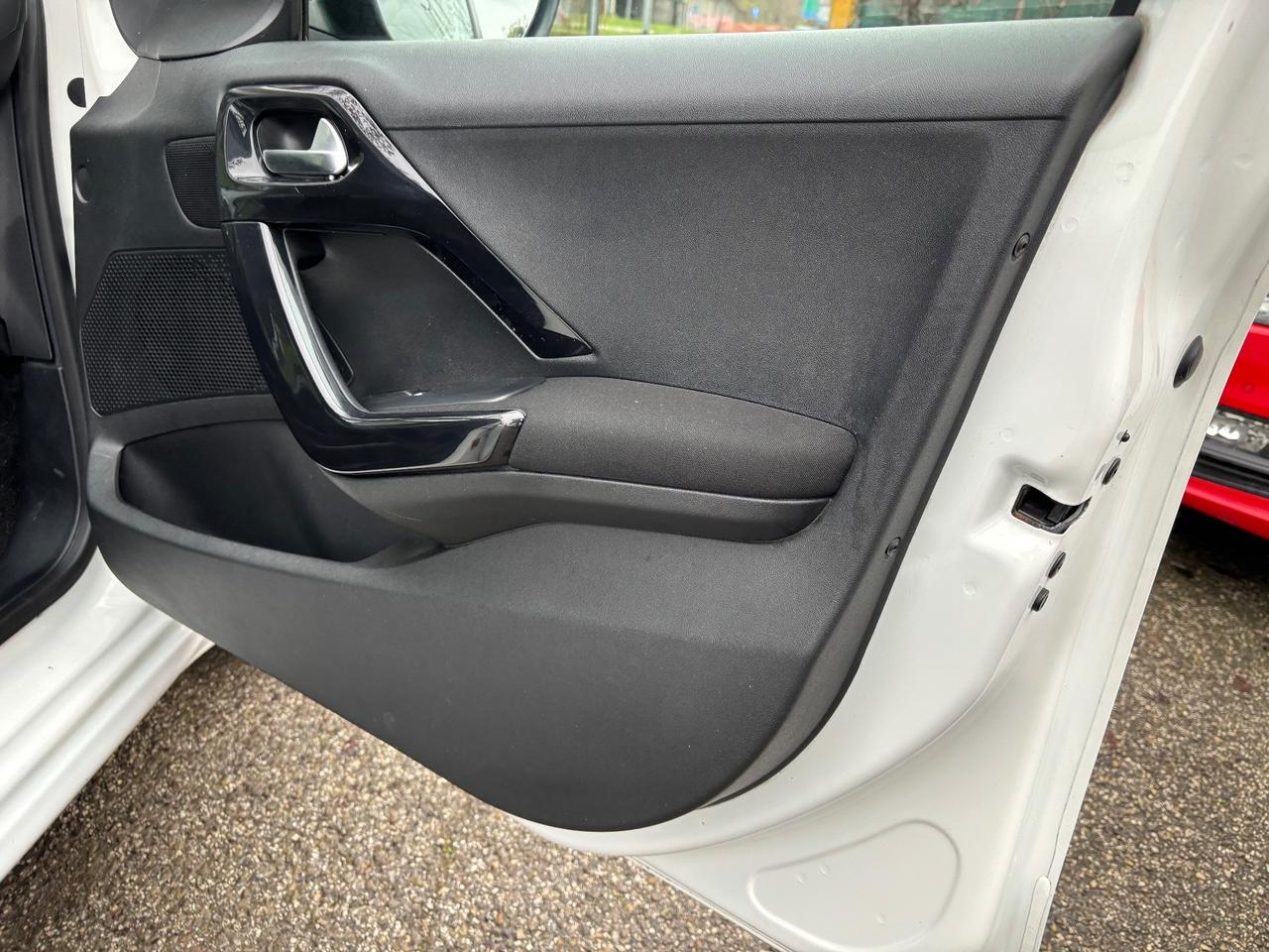 Peugeot 208 1.4 HDi 5 porte OK NEOPATENTATI