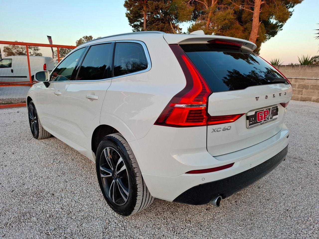 Volvo XC 60 D4 AWD Momentum Pro *PELLE-FULL LED-NAVY*