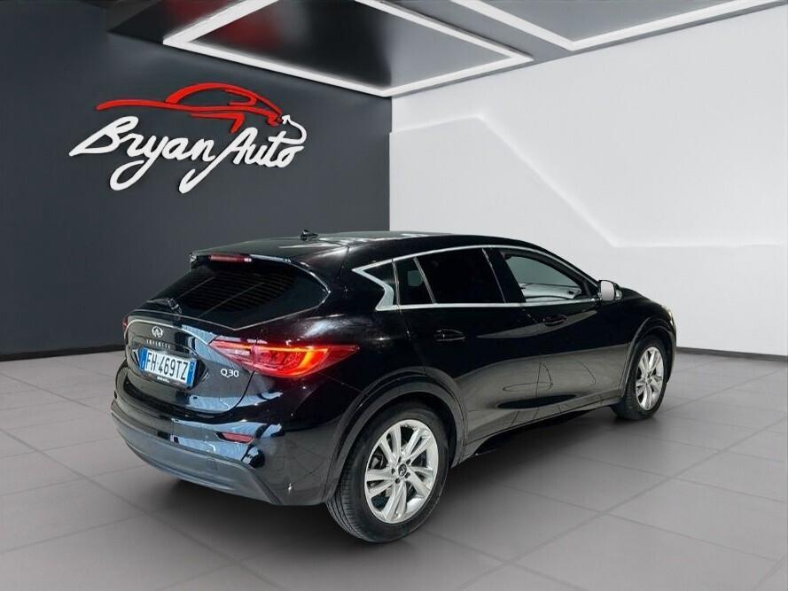 Infiniti Q30 1.5 diesel Premium Tech GALLERY WHITE
