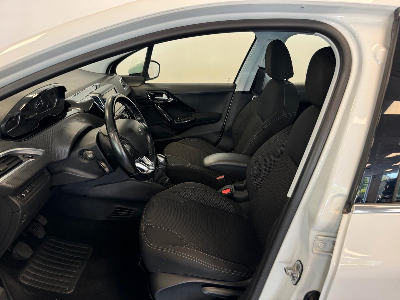 Peugeot 208 PureTech 82 5 porte Allure NAVI NEOPATENTATI