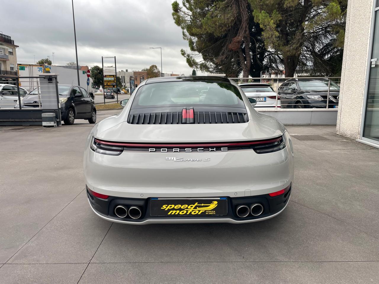 Porsche 911 Carrera S con soli 24.000 Km scarichi sport e tetto apribile pari a nuova
