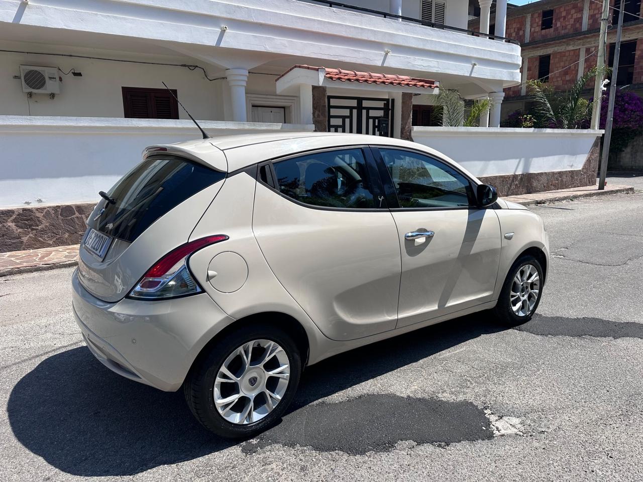 Lancia Ypsilon 1.3 MJT 95 CV Euro 6 Gold –MY2016
