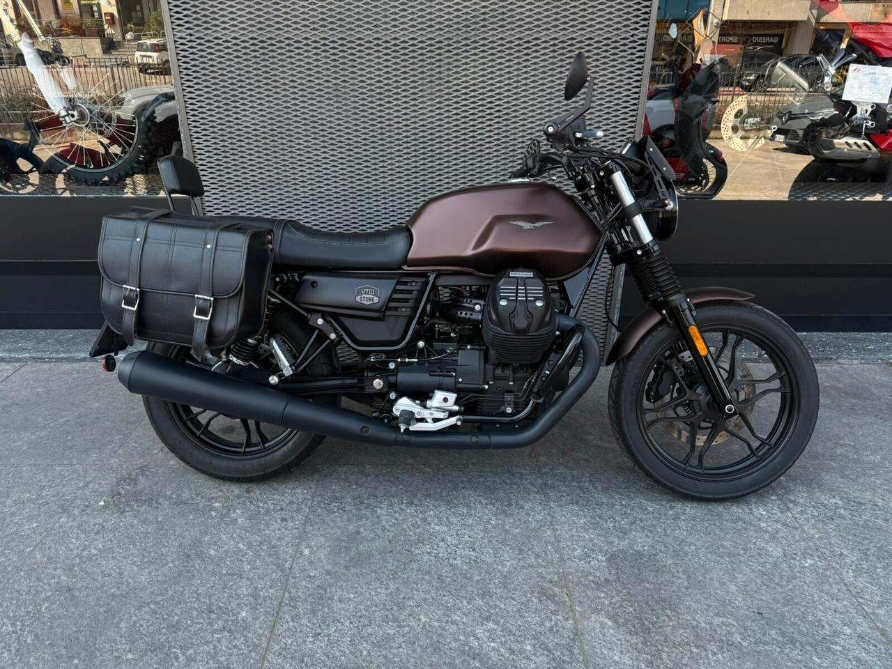Moto Guzzi V7 night pack