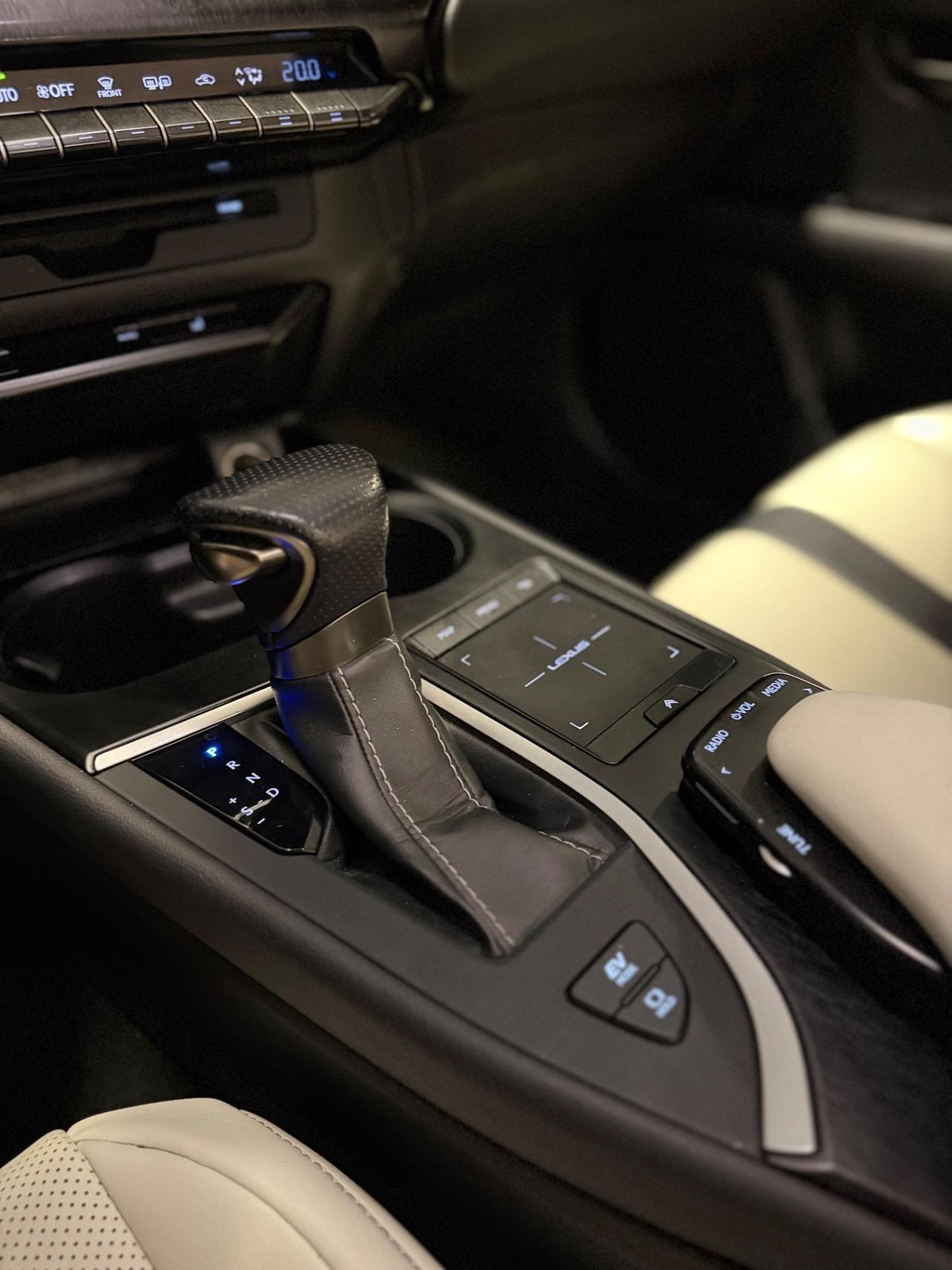 Lexus UX Hybrid 4WD F Sport