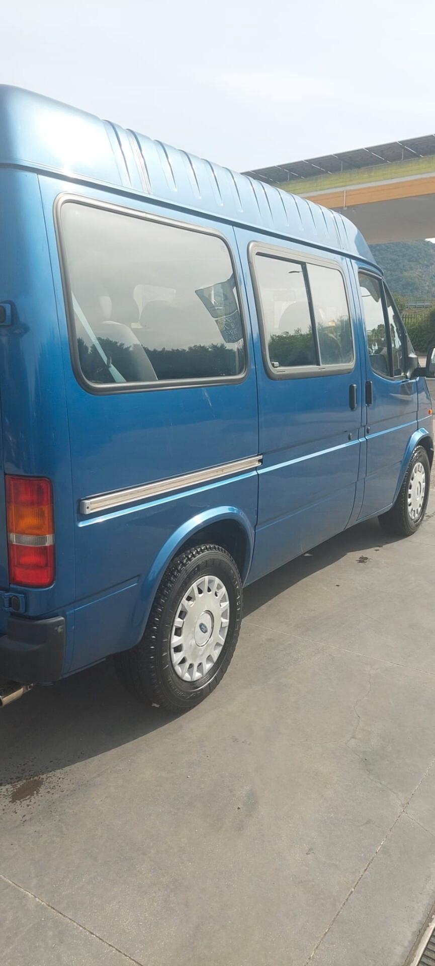 Ford Transit Connect 8 posti